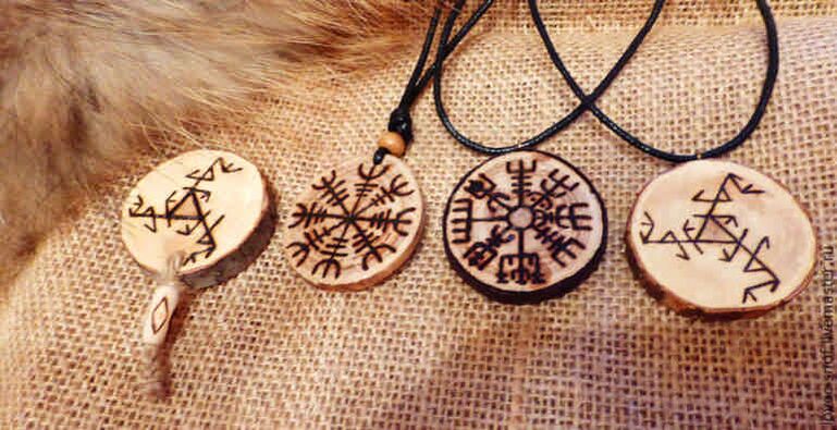 pingentes com runas como talismãs de sucesso