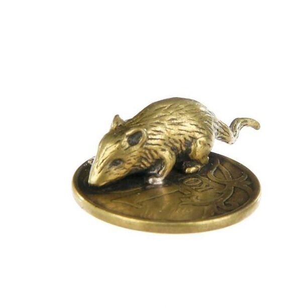 Amuleto de rato em carteira com uma moeda para dar sorte em questões financeiras