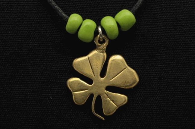 O trevo de quatro folhas é um popular amuleto de boa sorte. 