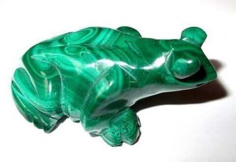 sapo malaquita verde na forma de um amuleto de boa sorte