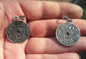 Estudo de dois amuletos reais sobre a questão da falsificação